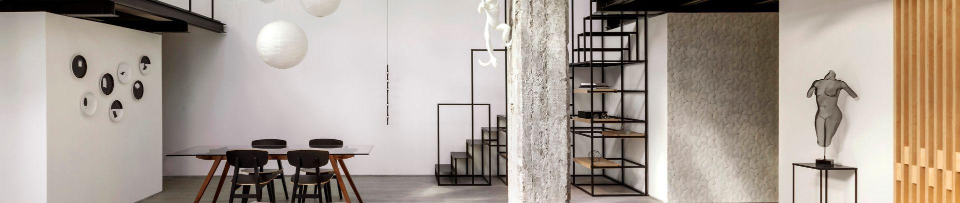 Un moderno loft black e white rivestito con piastrelle in gres porcellanato | Casalgrande Padana